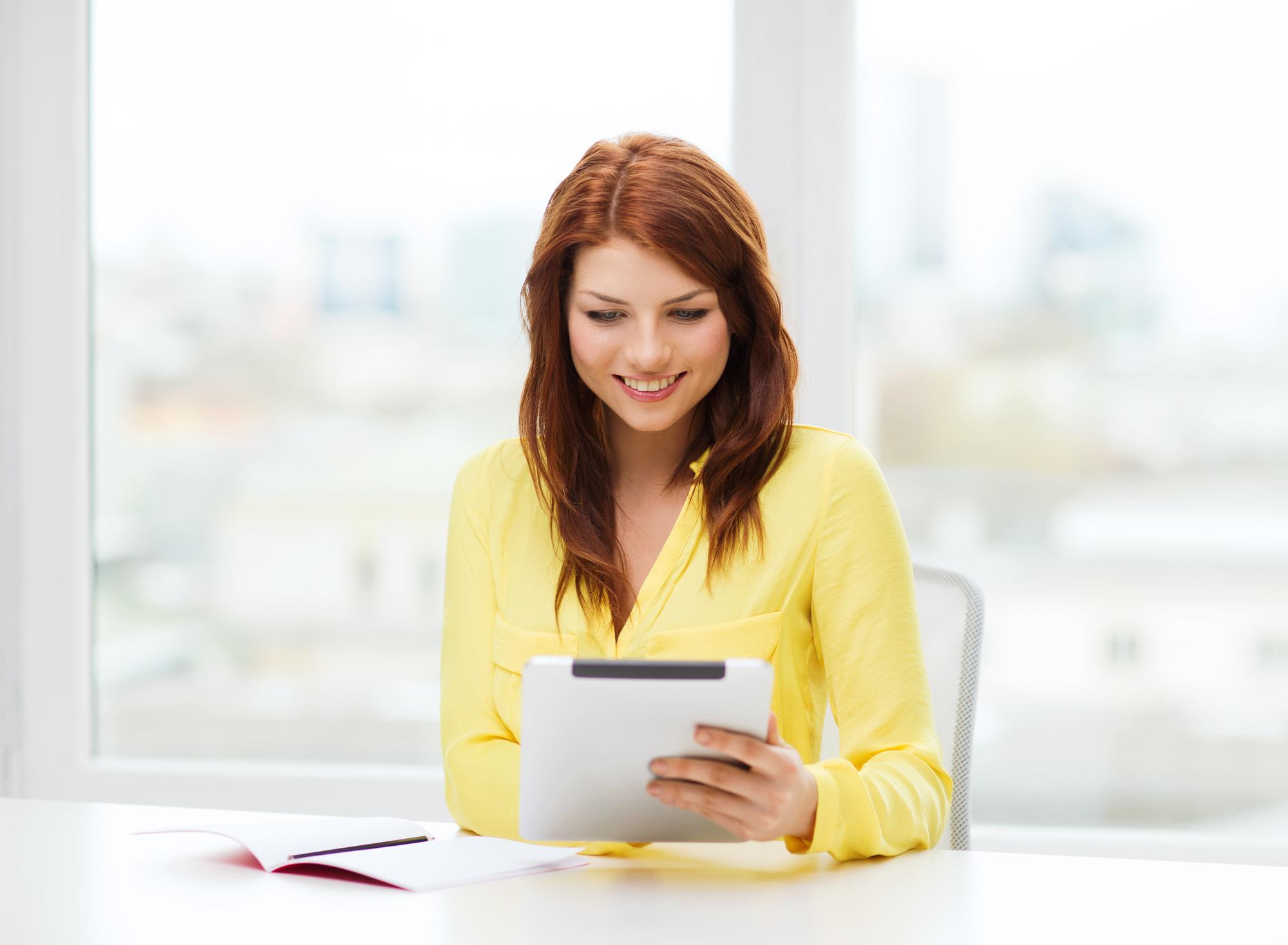 junge Person analysiert Budget auf Tablet